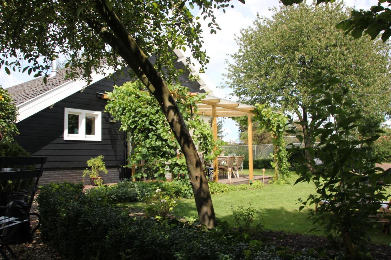 Familiehuis De Betuwe Met Prive Kunstgras Tennisbaan En Sauna Villa Erichem Exteriör bild