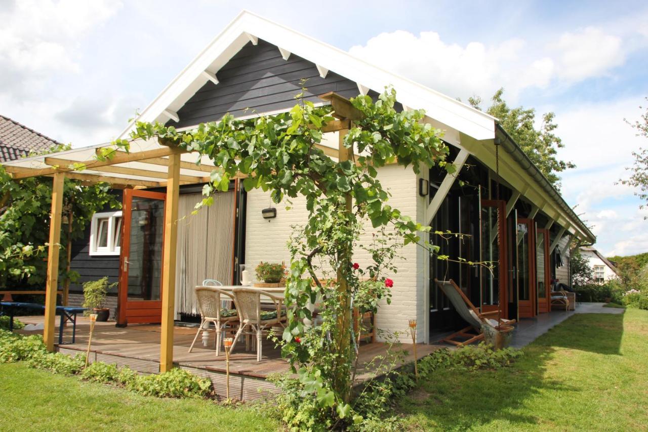 Familiehuis De Betuwe Met Prive Kunstgras Tennisbaan En Sauna Villa Erichem Exteriör bild