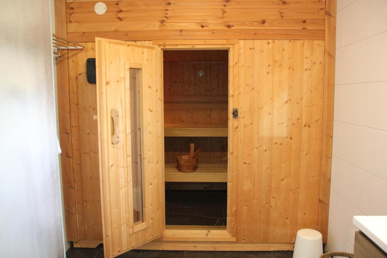 Familiehuis De Betuwe Met Prive Kunstgras Tennisbaan En Sauna Villa Erichem Exteriör bild