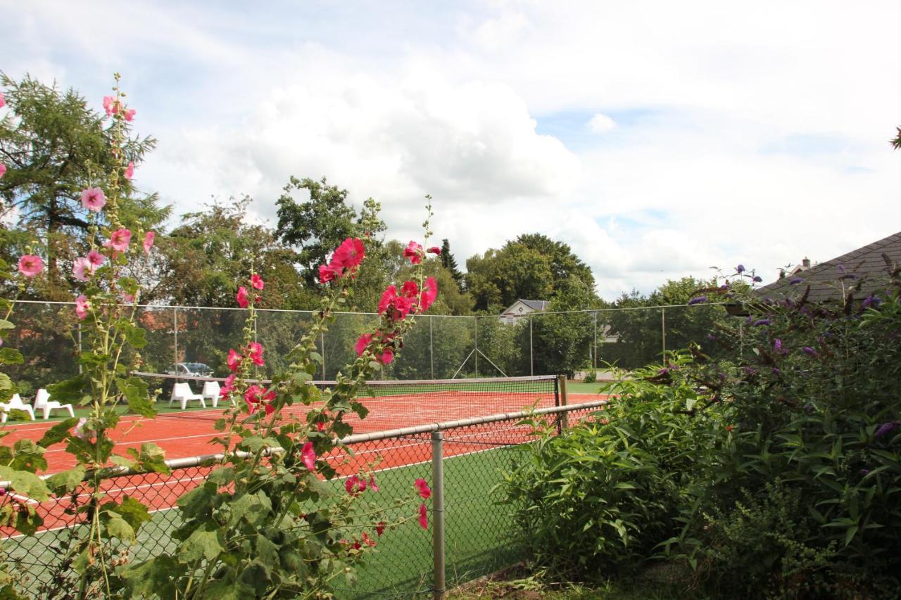 Familiehuis De Betuwe Met Prive Kunstgras Tennisbaan En Sauna Villa Erichem Exteriör bild