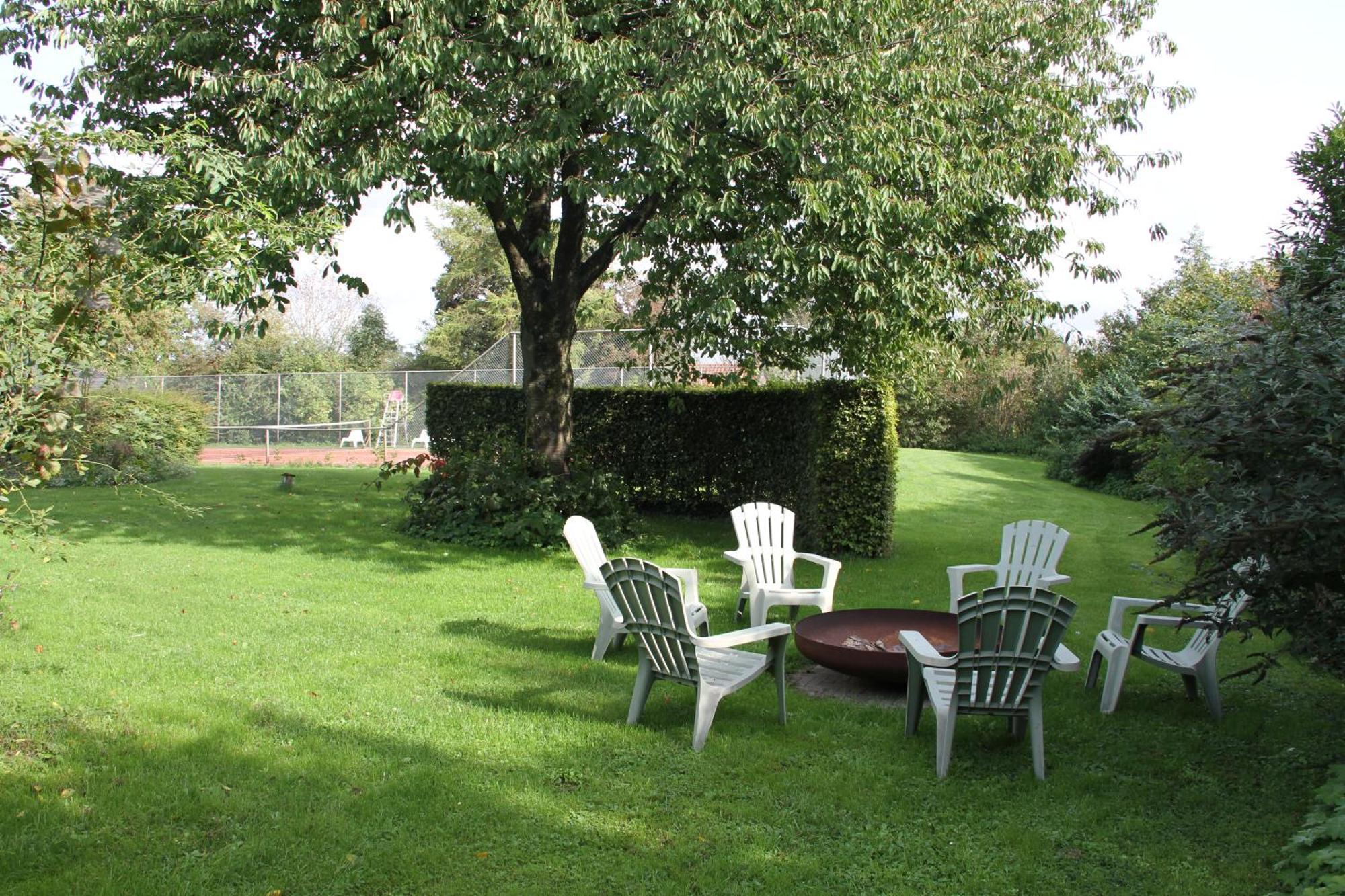 Familiehuis De Betuwe Met Prive Kunstgras Tennisbaan En Sauna Villa Erichem Exteriör bild