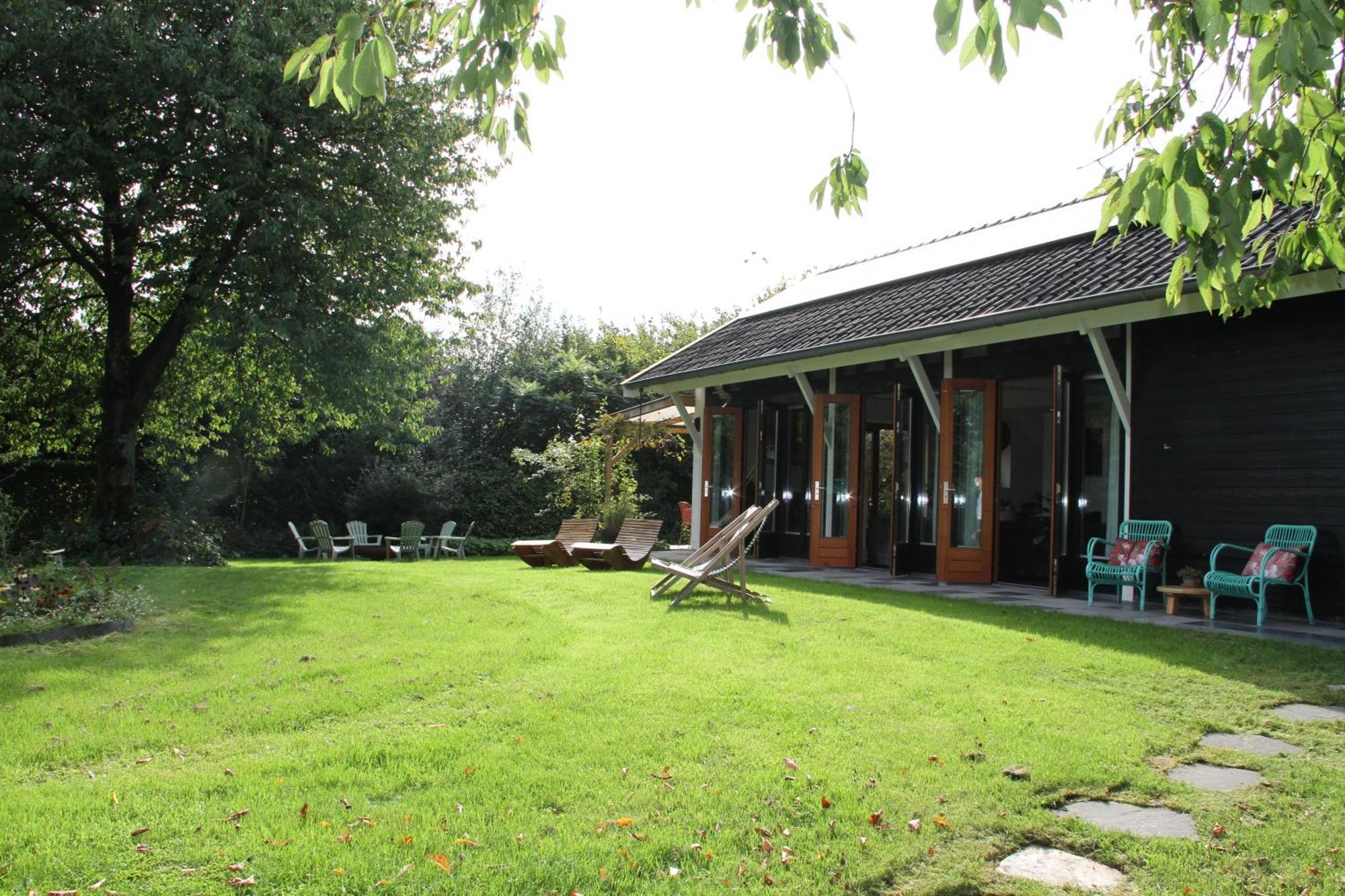 Familiehuis De Betuwe Met Prive Kunstgras Tennisbaan En Sauna Villa Erichem Exteriör bild